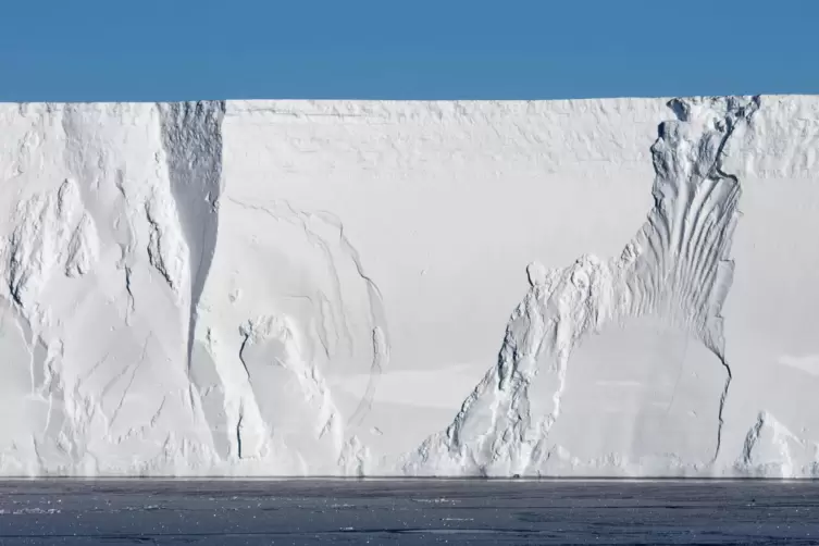 Gigantische Dimensionen: der Rand eines Tafeleisbergs in der Antarktis. 