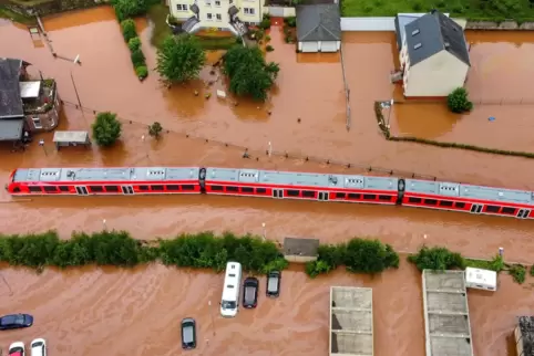 Bei der Hochwasserkatastrophe 2021 wurde die Eifelstrecke überschwemmt und teilweise zerstört. Zusammen mit dem Wiederaufbau sol