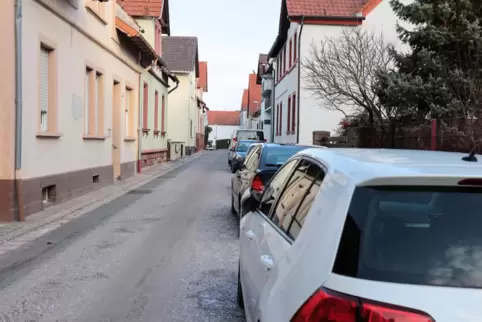 Eine typische schmale Ortsstraße ist die Obergasse in Hettenleidelheim. Hier wird es bei Gegenverkehr und für Rettungskräfte sch