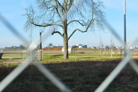 Blick durch den Zaun: Vieles ist auf dem ehemaligen Militärareal noch abgesperrt.