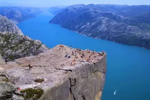 Norwegen, wie man es sich vorstellt: der Prekestolen, eine natürliche Felsplattform in der Nähe von Stavanger, deren Felskante ü