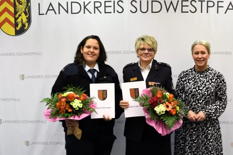 Die Blumen und Verpflichtungsurkunden erhielten Dunja Mathias als Stellvertreterin und Carmen Schefksy als Kreisjugendfeuerwehrw