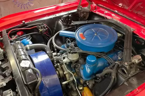 Klassischer V8 unter der Haube – das lieben die Fans der älteren amerikanischen Sportwagen. Bei unserem Bild handelt es sich um 