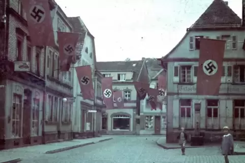 Die Hauptstraße in Annweiler um 1935, mit Hakenkreuzfahnen behangen. Das historische Foto war vor zehn Jahren in der Ausstellung