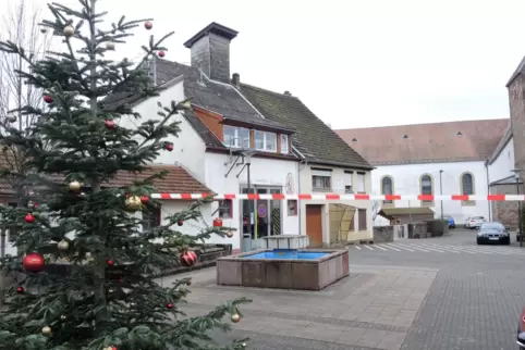 Der Dorfplatz in Blieskastel-Blickweiler soll grüner und autofrei werden. Noch sorgt der Weihnachtsbaum für viel Grün. 
