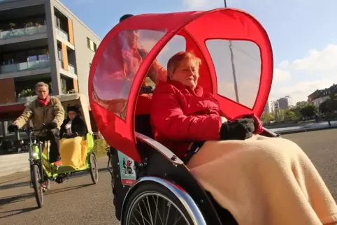 Mit einer speziellen Fahrrad-Rikscha können Senioren und Seniorinnen bequem gefahren werden. 