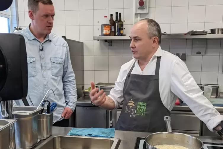  Küchengespräch: Anatol Elert (rechts) mit einem Kollegen aus Weinheim.