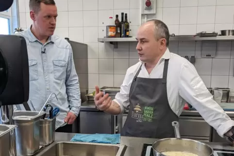  Küchengespräch: Anatol Elert (rechts) mit einem Kollegen aus Weinheim.