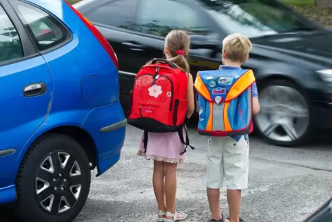 Weil viele Eltern ihre Kinder bis vor die Schule fahren, ist dort besonders viel Verkehr.