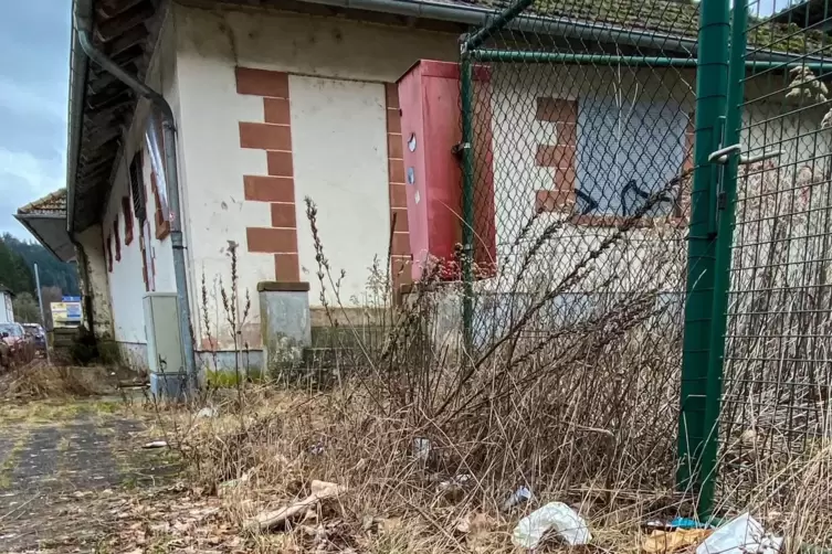 Das Bahnhofsgel&auml;nde ist voller M&uuml;ll.
