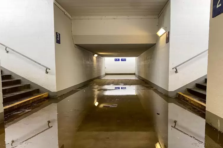 Die Unterf&uuml;hrung zu den Gleisen steht unter Wasser. 