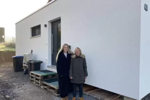 Leben nun nah beieinander und doch in getrennten Häusern: Julia Tamm (links) und Doris Burkhardt vor dem Modulhaus. 