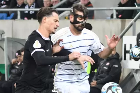 Pokalschreck: Kai Brünker (mit Maske) hat großen Anteil am bisherigen Pokal-Husarenritt des 1. FC Saarbrücken. Die Szene aus dem