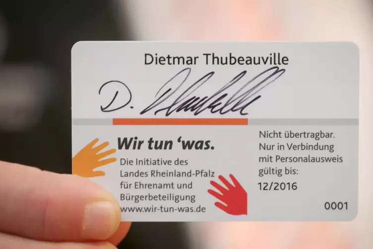 Das war einst die Musterkarte: 2014 eingeführt, ist die Ehrenamtskarte inzwischen im Kreis Kusel angekommen. 