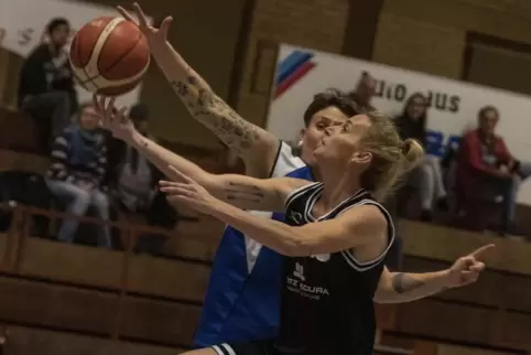 Caroline Glaß (vorne) kam im Spiel ihres TV Kirchheimbolanden beim TV Oppenheim nur auf zwei Punkte.