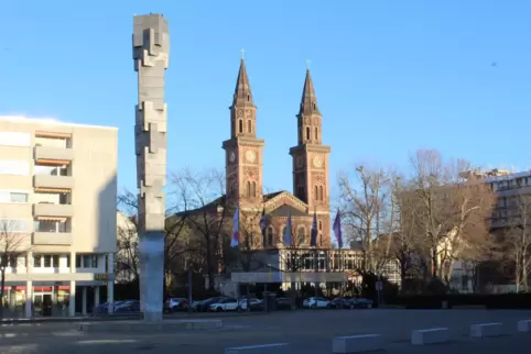 Die Pfalzsäule ragt seit 1968 auf dem Theaterplatz in den Himmel und konkurriert aus dieser Perspektive mit den Kirchtürmen der 
