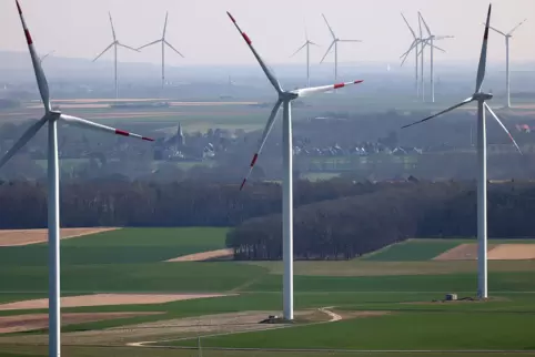 Windkraftanlagen wie diese im nordrhein-westfälischen Heinsberg wirken weit in ihre Umgebung hinein. Deshalb können umliegende K