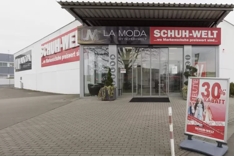 In Kaiserslautern unterhält der Schuhhändler drei von insgesamt zehn Filialen in Südwestdeutschland. Der Geschäftsbetrieb wird f