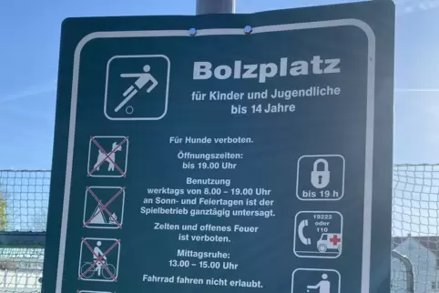 Für den Bolzplatz gelten klare Regeln. Was muss die Gemeinde tun, um diese durchzusetzen?