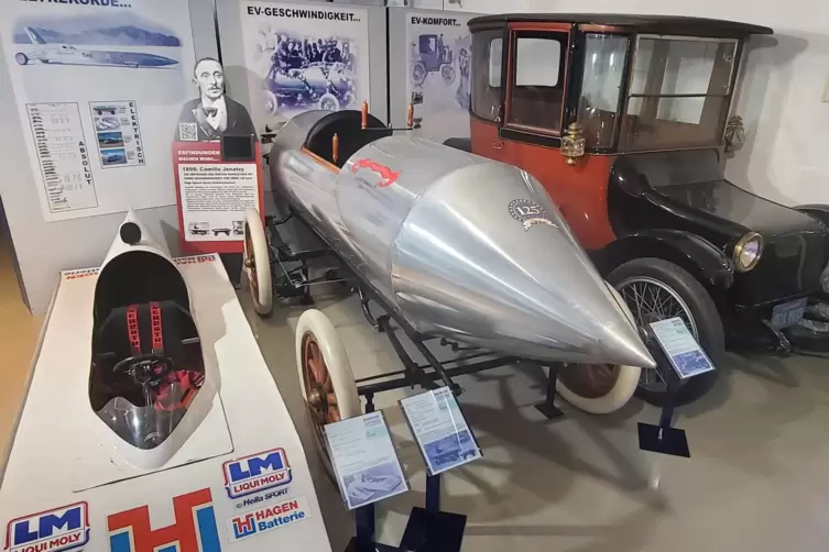 Die Jamais Contente (Bildmitte), einst schnellstes Landfahrzeug der Welt, ist im Museum Autovision zu sehen.