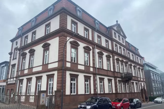 Das ehemalige Bezirksamt ist heute der Sitz der Verbandsgemeinde Pirmasens-Land. Das ehemalige Bezirksamt ist heute der Sitz der Verbandsgemeinde Pirmasens-Land.