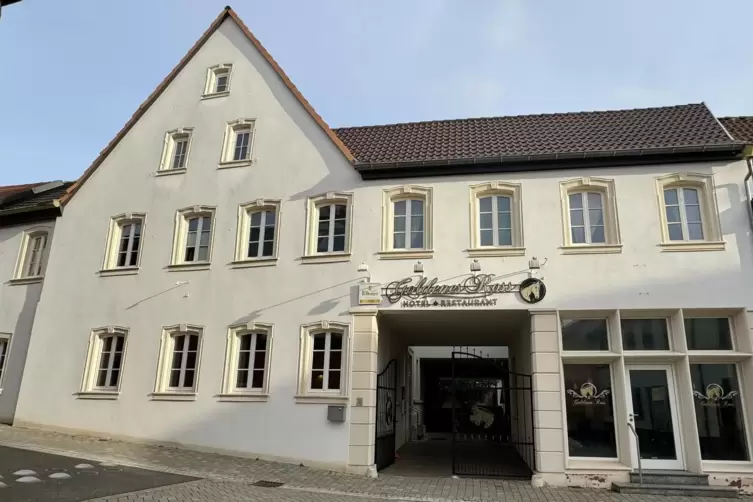Im &bdquo;Goldenen Ross&ldquo; im historischen Ortskern von G&ouml;llheim werden seit mehr als 100 Jahren G&auml;ste bewirtet.