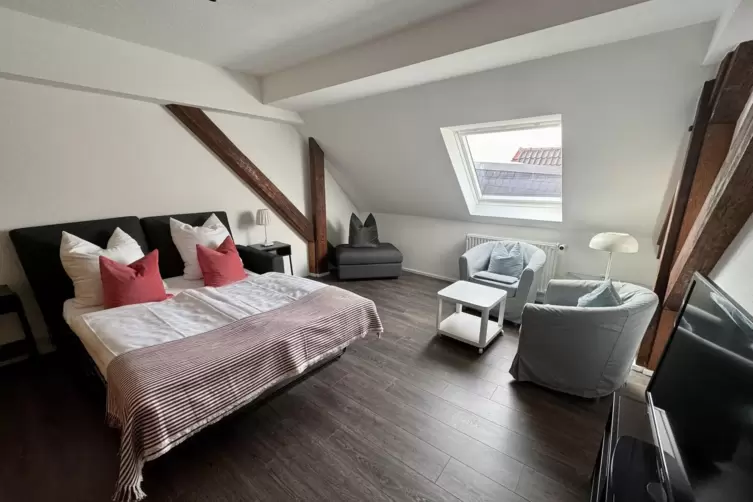 Blick in eine der Ferienwohnungen. Die gr&ouml;&szlig;ere Wohnung bietet bis zu sechs Personen Platz.