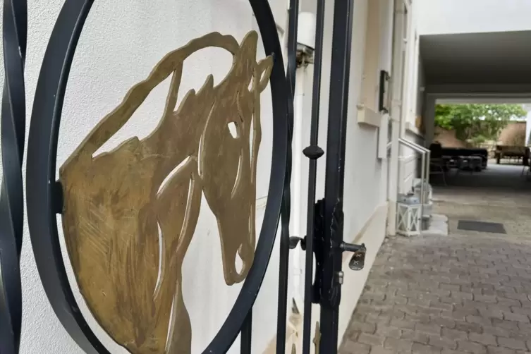 Namensgebend: das Logo des &bdquo;Goldenen Rosses&ldquo;, das lange als Posthalterei diente und 1918 zum Landgasthof wurde.