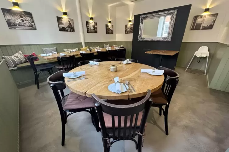 Der Gastraum im Restaurant bietet 35 Sitzpl&auml;tze. An den W&auml;nden befinden sich zahlreiche Ansichten aus G&ouml;llheim.