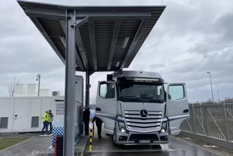 Der Mercedes-Benz-GenH2-Truck wird mit 80 Kilogramm flüssigem Wasserstoff betankt.