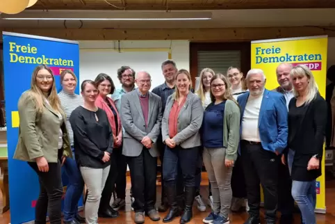 Die Stadtratskandidaten der FDP In der Bildmitte: Spitzenkandidatin Erika Watson, dahinter der Drittplatzierte Christian Glahn. 