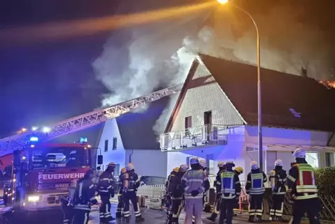 Fast 50 Wehrleute mussten im November zu einem Dachstuhlbrand in Schönenberg-Kübelberg ausrücken. 