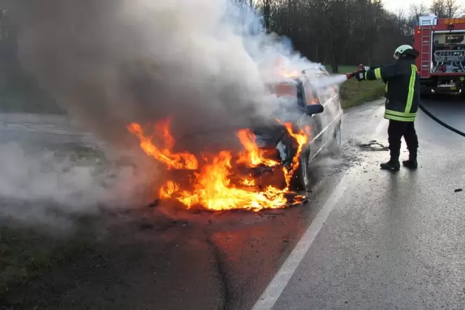 Das Löschen von Elektro-Autos ist zeit- und personalintensiver. Das Löschen von Elektro-Autos ist zeit- und personalintensiver.