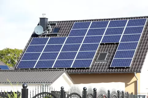 Mit einer Fotovoltaikanlage auf dem Dach und einer Wärmepumpe im Keller will ein Knittelsheimer sein Haus mit Strom und Wärme ve