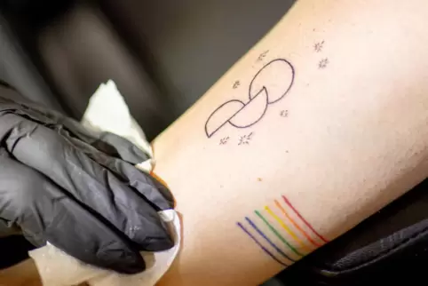 Jeder über 18 kann sich das Organspende-Tattoo kostenlos stechen lassen. 