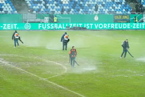 Alles föhnen nutzt nichts: Der Wasserpark Saarbrücken bleibt unbespielbar. 