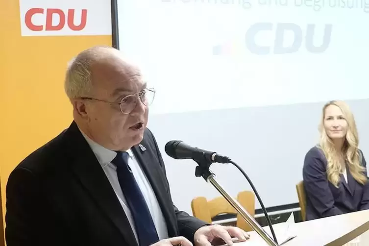 Bürgermeister Christian Gauf und die Beigeordnete Christina Rauch können einen Sitz im Stadtrat nur annehmen, wenn sie ihre Ämte
