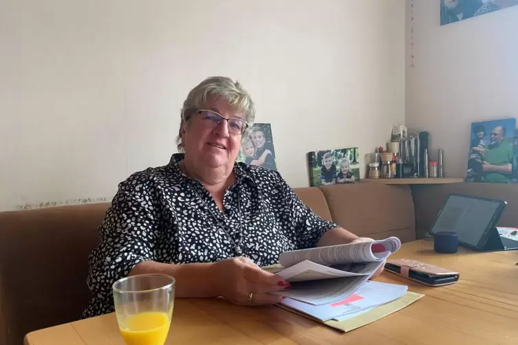Ortsbürgermeisterin Monika Rettig studiert die Akten für die Gemeinde zuhause oft am Esszimmertisch. 