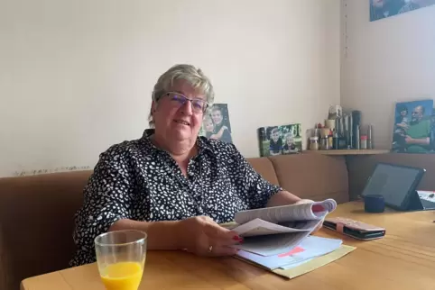 Ortsbürgermeisterin Monika Rettig studiert die Akten für die Gemeinde zuhause oft am Esszimmertisch. 