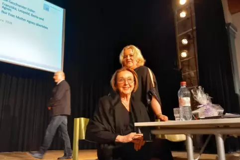 Lockte Hunderte interessierte Zuhörer in die Aula des Gymnasiums: Eva Umlauf (sitzend) mit Organisatorin Cornelia Faber. 