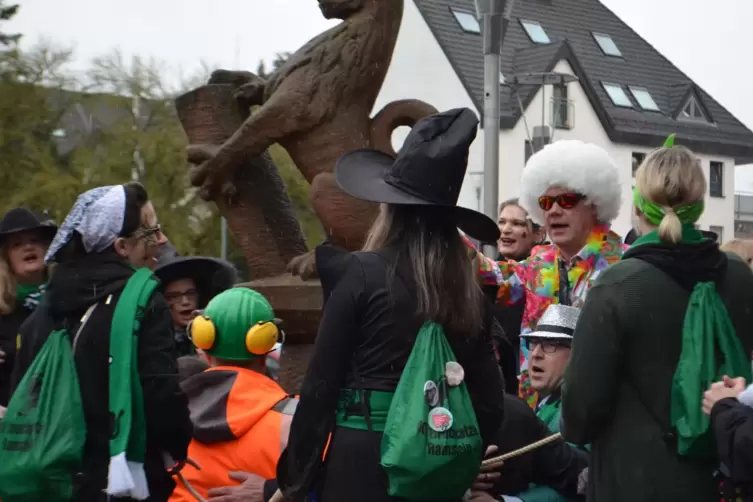 Bürgermeister Ralf Hechler (im Hippie-Kostüm) wurde zusammen mit Beigeordneten und Bediensteten der Stadt am Brunnen vor dem Rat