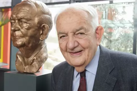 Alfred Grosser im Jahr 2013 im Foyer des Schulzentrums in Bad Bergzabern, wo seine Büste enthüllt wurde.