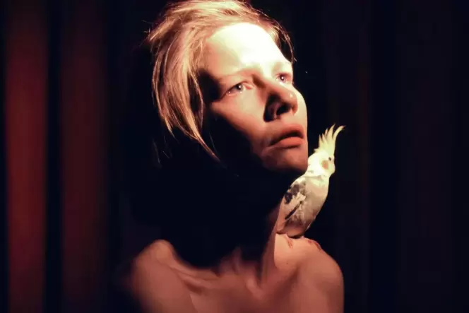 Sandra Hüller in Eldagsens Video »The Promise« (2008). Sandra Hüller in Eldagsens Video »The Promise« (2008).
