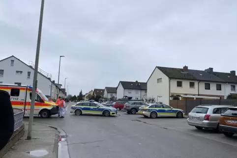 Der Einsatz in Mutterstadt: Polizei und Rettungswagen sind vor Ort. 