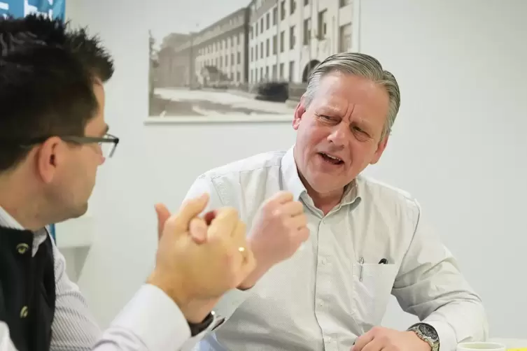 Manches geht Timo B&auml;uerle (rechts), hier mit RHEINPFALZ-Redaktionsleiter Andreas Ganter, nicht schnell genug. Das sei der &uuml;berbo