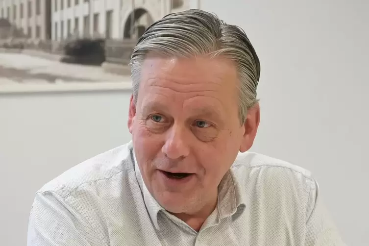 Timo B&auml;uerle will das Lernschwimmbecken der Mozartschule am liebsten neu bauen.