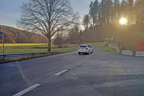 Hier soll eine Insel eine zukünftige Radweg-Querung ermöglichen. Der Ausbau der L465 sorgt für gespaltene Meinungen. 