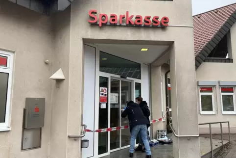 Die Spurensicherung untersucht nach der gescheiterten Automatensprengung die Sparkassen-Geschäftstelle in Steinfeld. 