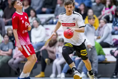 Jetzt ist Schule wichtiger: Marc Riffelmacher beim U17-Länderspiel gegen Polen.