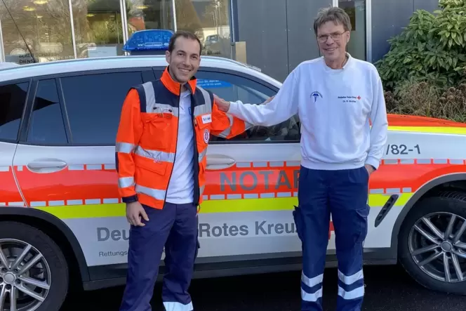 Treffpunkt Einsatzfahrzeug: Fabian Glantz (links) übernimmt die Aufgabe von Reinhard Wuttke und freut sich, dass Wuttke weiterhi Treffpunkt Einsatzfahrzeug: Fabian Glantz (links) übernimmt die Aufgabe von Reinhard Wuttke und freut sich, dass Wuttke weiterhi